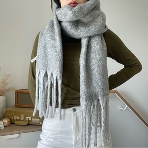 Oversized Grey scarf Urban Outfitters